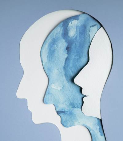 Diferentes cabezas representando la relación entre párkinson y psicología
