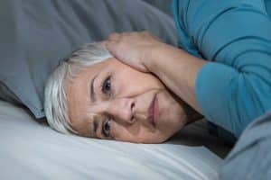 mujer anciana con parkinson despierta altas horas de la noche- insomnio